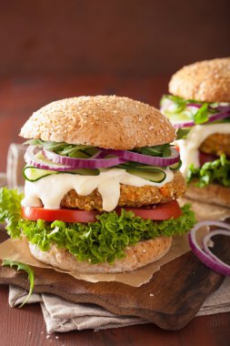Salatalık soğan domates sebze havuç ve yulaf burger