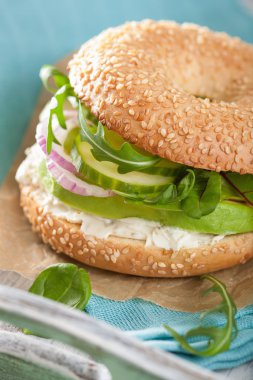 simit ile krem peynir soğan salatalık arugu üzerinde avokado sandviç