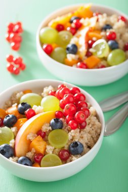 meyve ile sağlıklı kahvaltı quinoa berry nektarin yaban mersini g