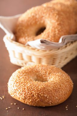 Kahvaltı için taze susamlı simit