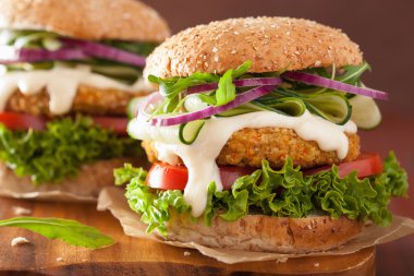 Salatalık soğan domates sebze havuç ve yulaf burger