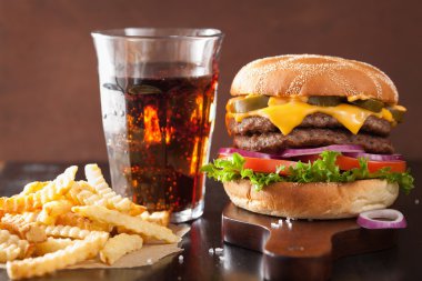 Çift peynirli burger jalapeno domates soğan ile