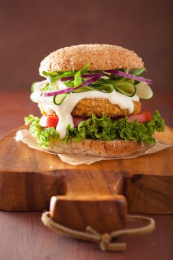 Salatalık soğan domates sebze havuç ve yulaf burger