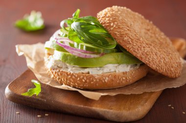 simit ile krem peynir soğan salatalık arugu üzerinde avokado sandviç