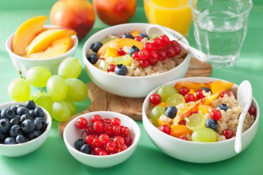 meyve ile sağlıklı kahvaltı quinoa berry nektarin yaban mersini g
