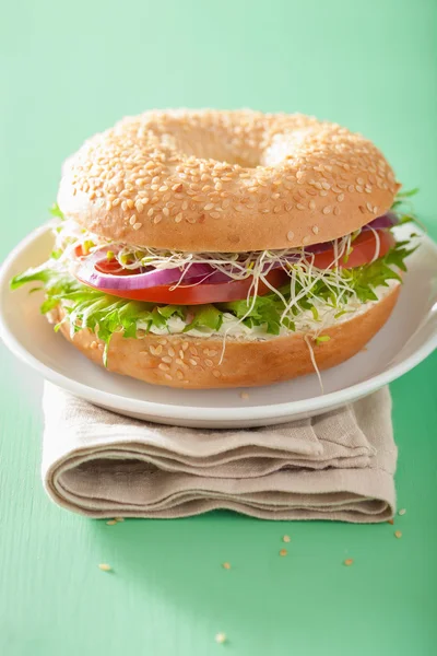 Sanduíche de tomate em bagel com creme de queijo alface de cebola alfafa — Fotografia de Stock