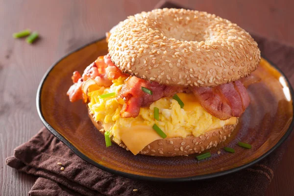 Бутерброд на бублик с яичным беконом — стоковое фото