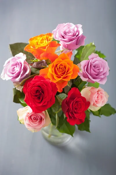 Beau bouquet de fleurs de roses colorées dans un vase — Photo