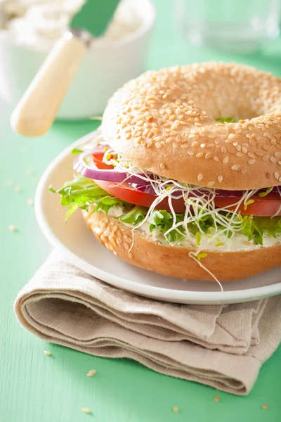 Sanduíche de tomate em bagel com creme de queijo alface de cebola alfafa — Fotografia de Stock