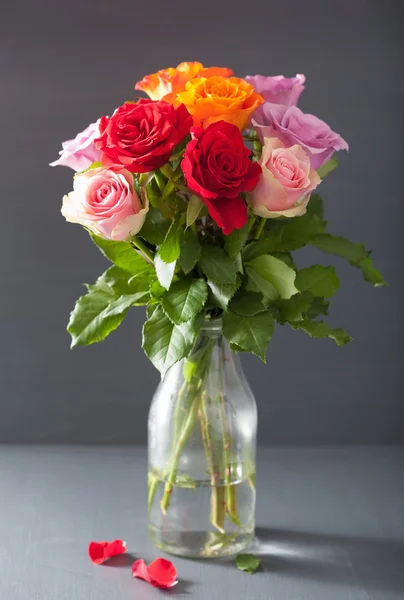 Lindo colorido rosa flores buquê em vaso — Fotografia de Stock