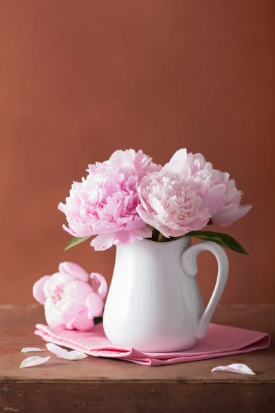 Piękny różowy piwonia kwiaty bukiet w wazon — Zdjęcie stockowe