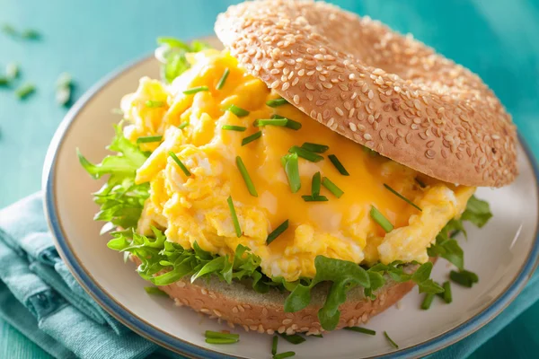 Πρωινό σάντουιτς στο κουλούρι με αυγό τυρί μαρούλι — Φωτογραφία Αρχείου