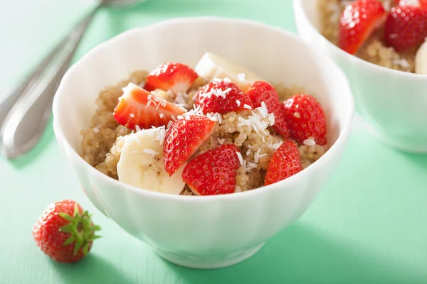 Egészséges reggeli eper-banán kókusz pehely quinoa — Stock Fotó