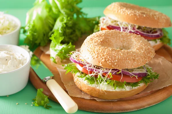Tomato sandwich on bagel with cream cheese onion lettuce alfalfa — Stock Photo, Image