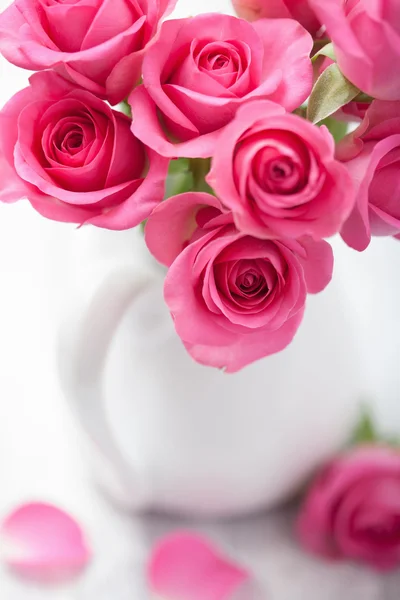 美丽的粉红玫瑰花束插在花瓶里 — 图库照片