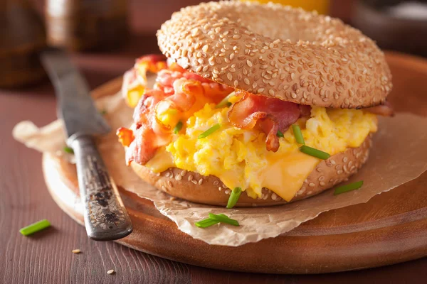 Sándwich de desayuno en bagel con queso de tocino de huevo — Foto de Stock