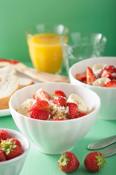 Egészséges reggeli eper-banán kókusz pehely quinoa — Stock Fotó