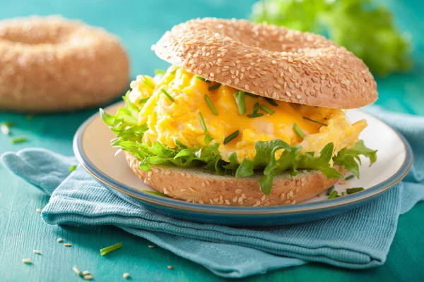 Reggeli szendvics a bagel tojás sajt saláta — Stock Fotó
