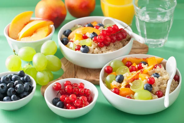 Quinoa café da manhã saudável com frutas baga nectarina mirtilo g — Fotografia de Stock