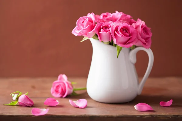 Lindo buquê de rosas rosa em vaso — Fotografia de Stock