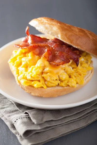 Sanduíche de café da manhã em bagel com queijo de bacon de ovo — Fotografia de Stock