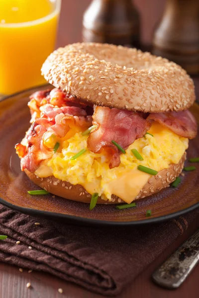 Ontbijt Broodje op bagel met ei bacon kaas — Stockfoto