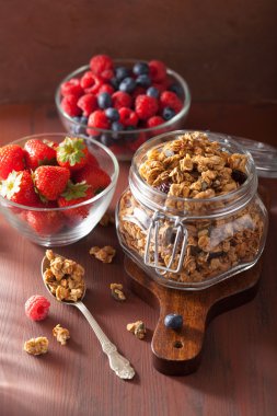 Cam Kavanoz ve çilek sağlıklı ev yapımı granola