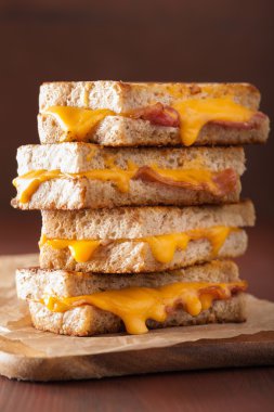 ızgara peynir ve pastırma sandviç