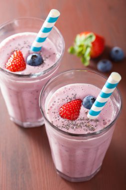 chia tohum ile sağlıklı çilek blueberry smoothie