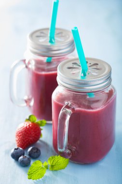 sağlıklı çilek blueberry smoothie mason kavanoz