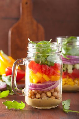 mason kavanoza sağlıklı sebze nohut salatası