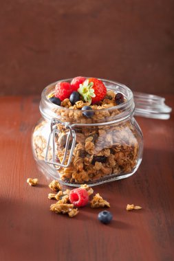 Cam Kavanoz ve çilek sağlıklı ev yapımı granola