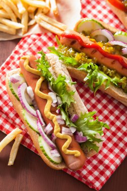 ızgara sebze ketçap hardallı sosisli sandviç