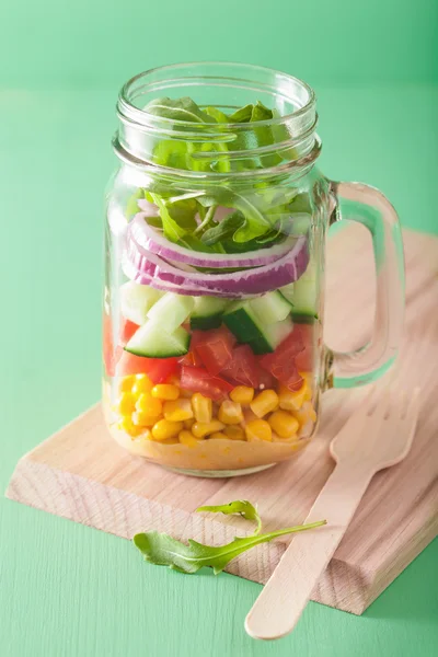 Ensalada de verduras saludables en tarro de albañil —  Fotos de Stock