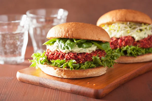 Veggie beet and quinoa burger with avocado dressing — Stock Photo, Image