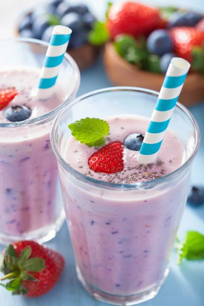 Healthy strawberry blueberry smoothie with chia seed — Stock Photo, Image