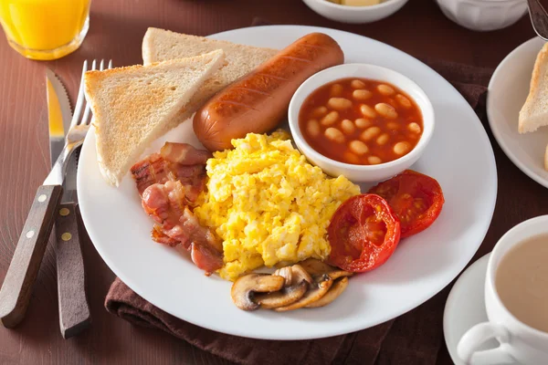 Petit déjeuner anglais complet avec œufs brouillés, bacon, saucisse, haricot — Photo