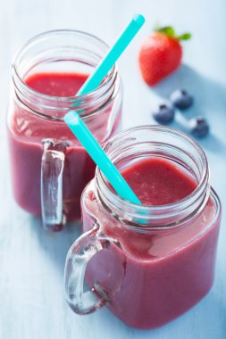 sağlıklı çilek blueberry smoothie mason kavanoz