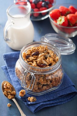 Cam Kavanoz ve çilek sağlıklı ev yapımı granola
