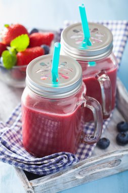 sağlıklı çilek blueberry smoothie mason kavanoz