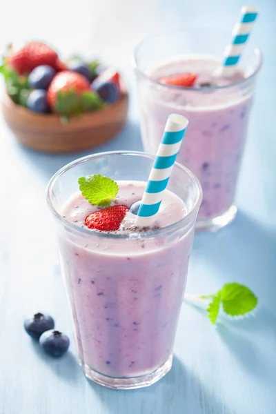 Frullato di mirtillo alla fragola sano con semi di chia — Foto Stock