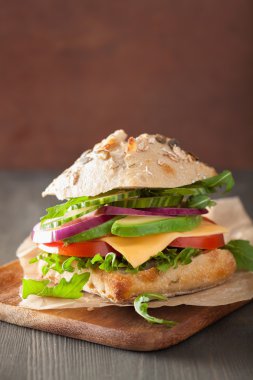 domates avokado peynirli sandviç salatalık soğan ile