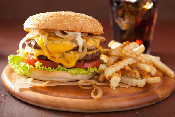 Dupla sajtburgert, paradicsommal és hagymával — Stock Fotó