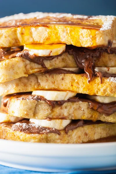 Torradas francesas com molho de chocolate de banana e caramelo para café da manhã — Fotografia de Stock