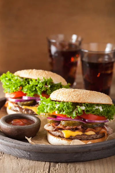 Hamburger di formaggio pancetta con sottaceti pomodoro cipolla — Foto Stock