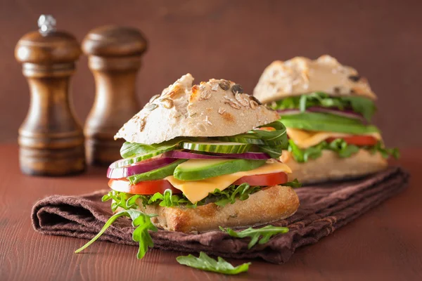 Tomaat avocado kaas sandwich met komkommer UI — Stockfoto
