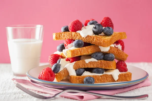 French toasts with creme fraiche and berries for breakfast — Stock Photo, Image