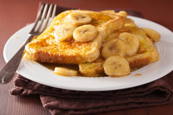 Torradas francesas com banana caramelizada para o café da manhã — Fotografia de Stock