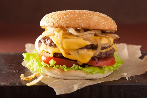 Hamburguesa doble con tomate y cebolla —  Fotos de Stock