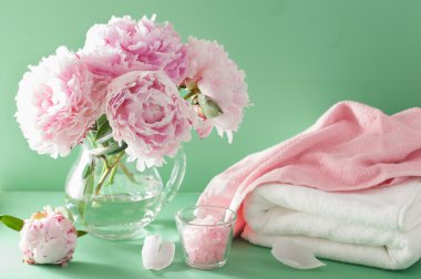 banyo ve spa Şakayık çiçekleri bitkisel tuz havlu ile